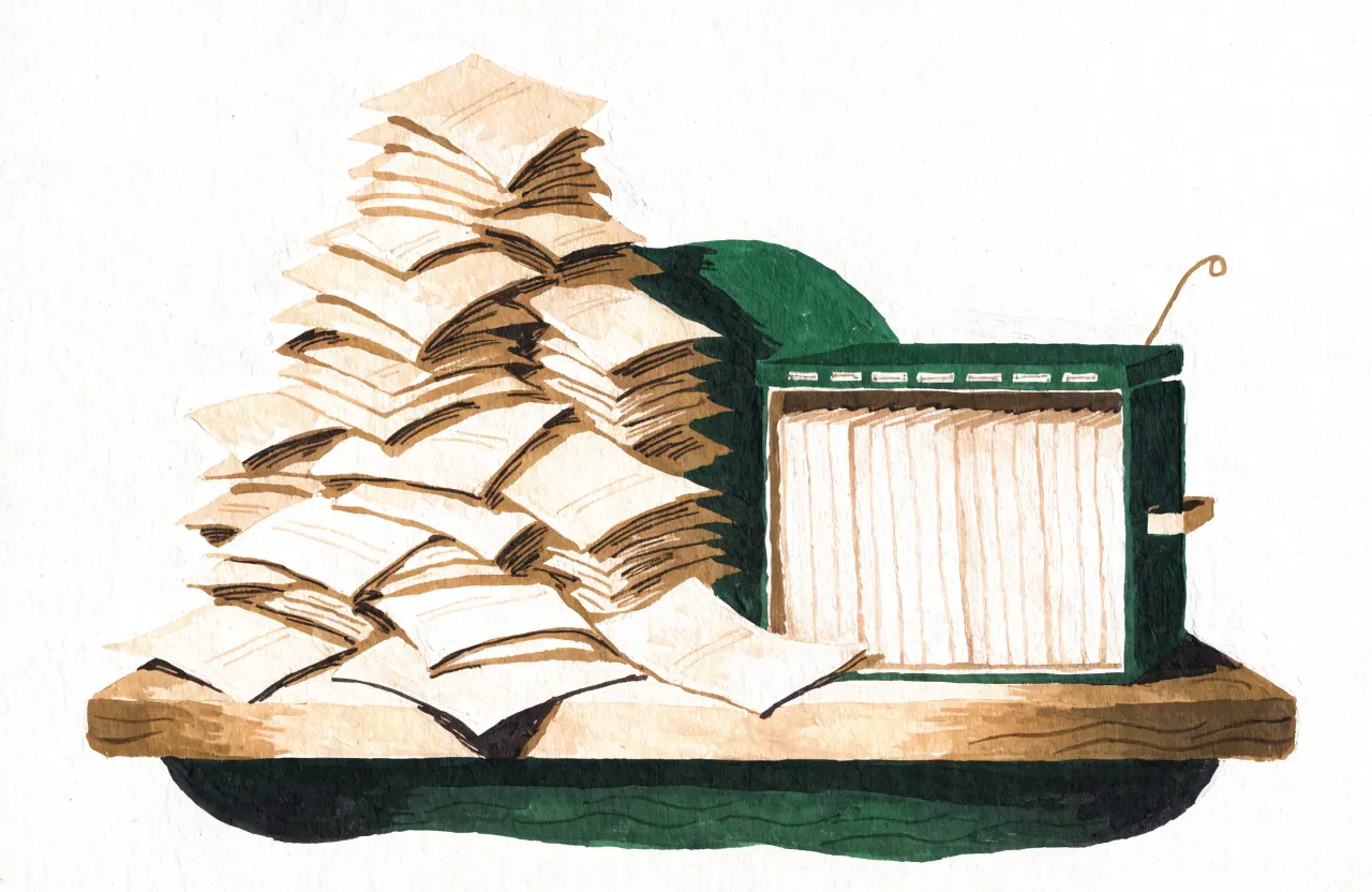 Gouache-Illustration: hoher Papierstapel neben ordentlich sortierter Archivbox