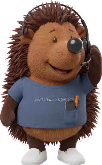 Nighthog-Maskottchen im blauen pad-T-Shirt trägt ein schwarzes Headset und hält lächelnd eine Pfote ans Mikrofon