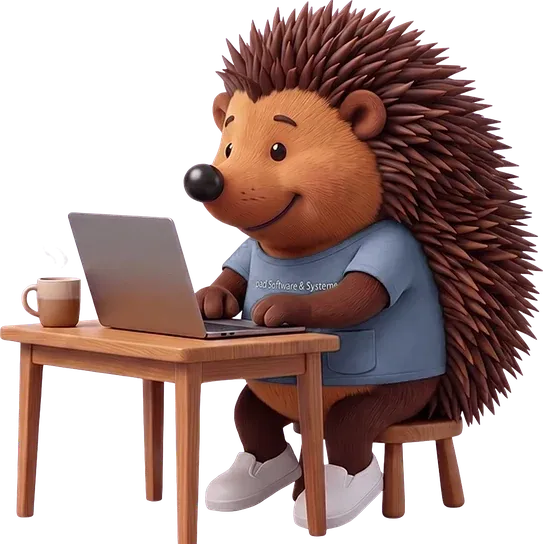 Nighthog-Maskottchen sitzt an einem kleinen Holztisch und tippt auf einem Notebook, daneben dampft eine Tasse Kaffee