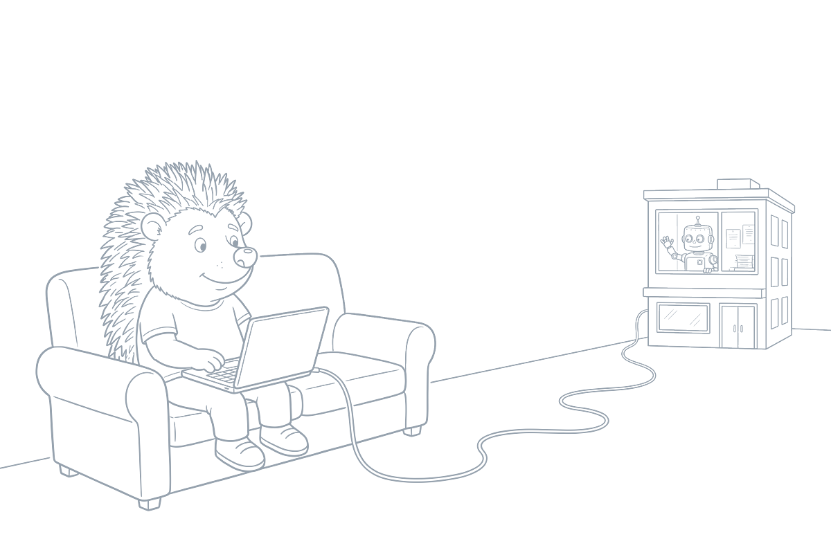 Strichzeichnung: Der Igel arbeitet auf dem Sofa am Notebook, ein Kabel führt zum fernen Bürohaus, aus dem der Roboter winkt